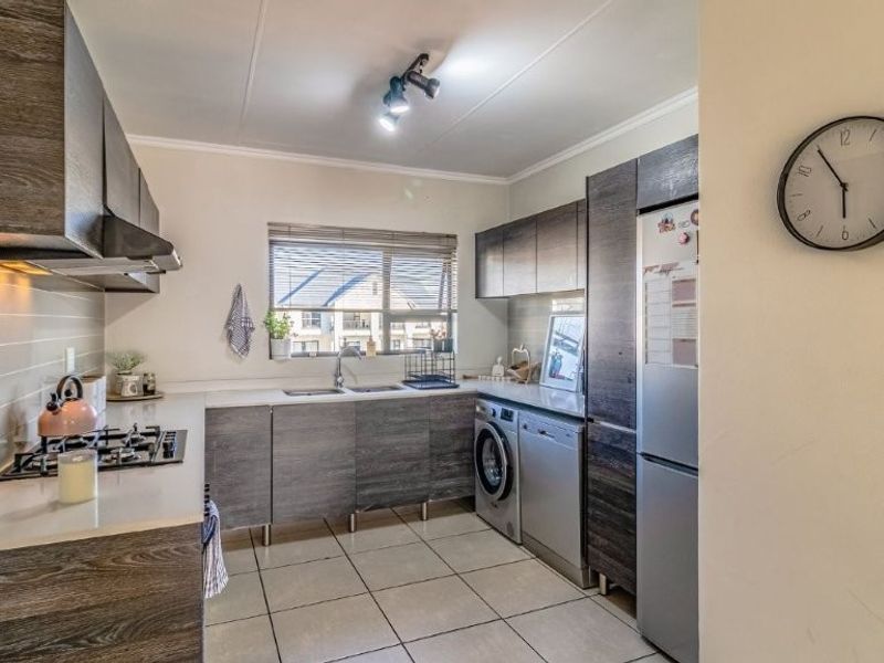 Spacious 2-Bedroom Townhouse with Pool & 24/7 Security - Photo 4