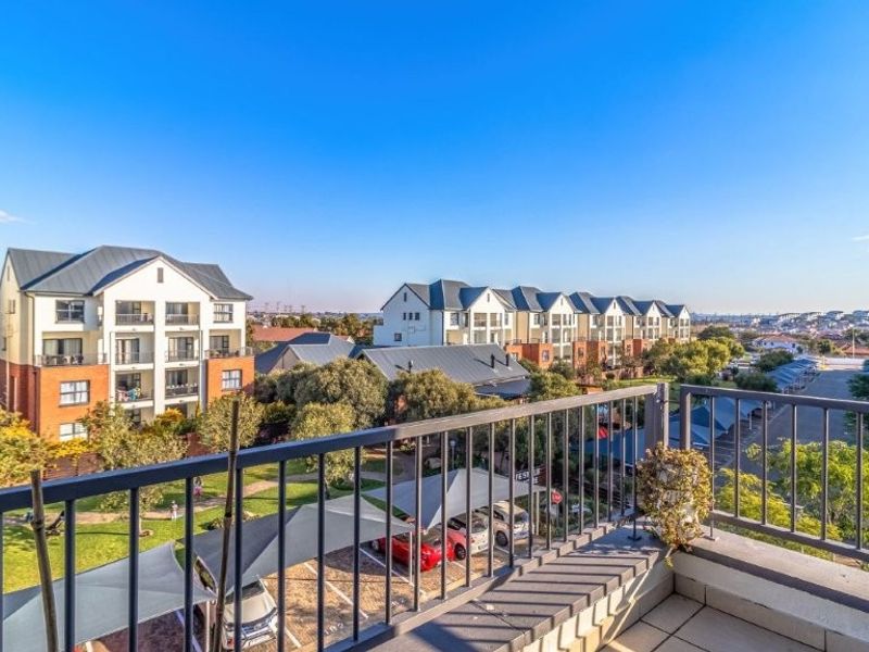 Spacious 2-Bedroom Townhouse with Pool & 24/7 Security - Photo 3