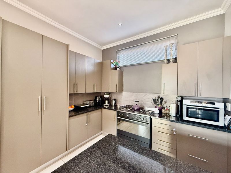 Modern Family Home in Secure Gateway Manor Estate - Photo 5