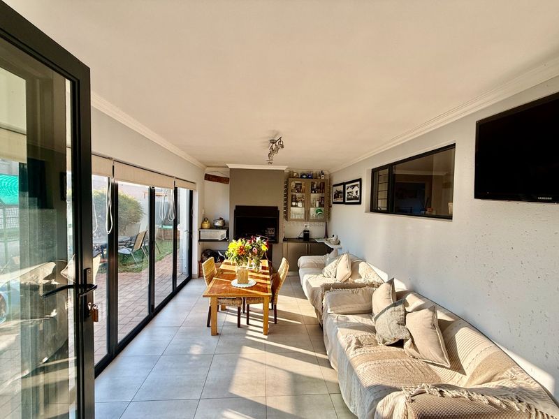 Modern Family Home in Secure Gateway Manor Estate - Photo 10