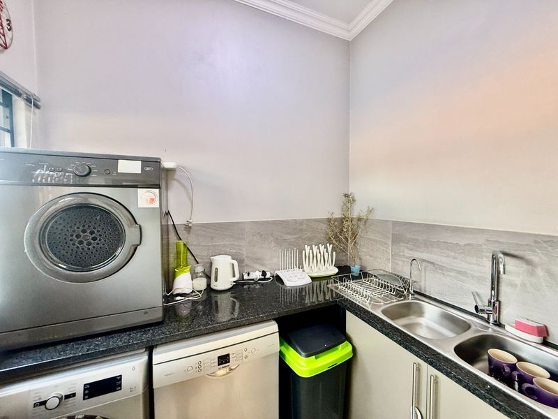 Modern Family Home in Secure Gateway Manor Estate - Photo 8