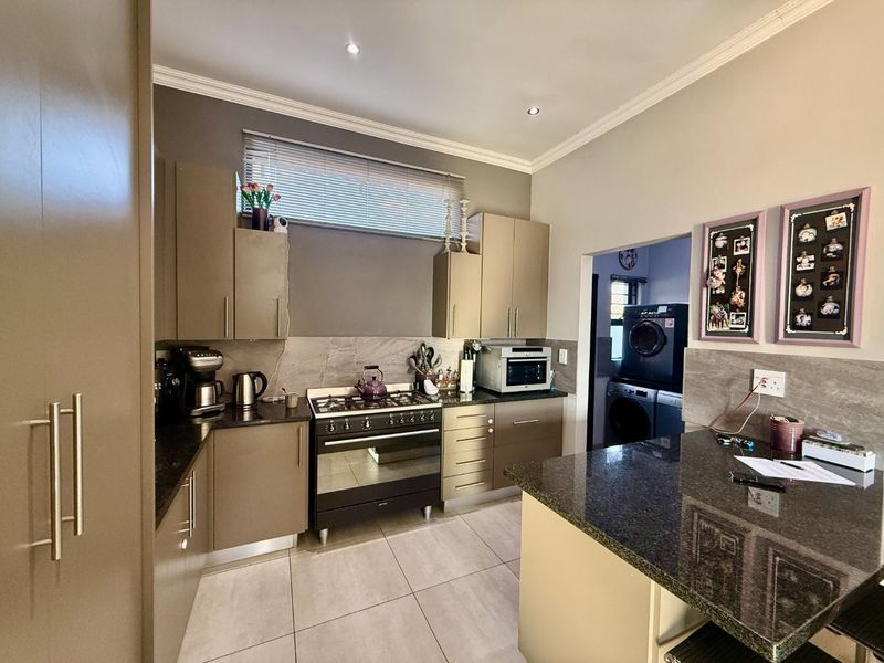 Modern Family Home in Secure Gateway Manor Estate - Photo 7