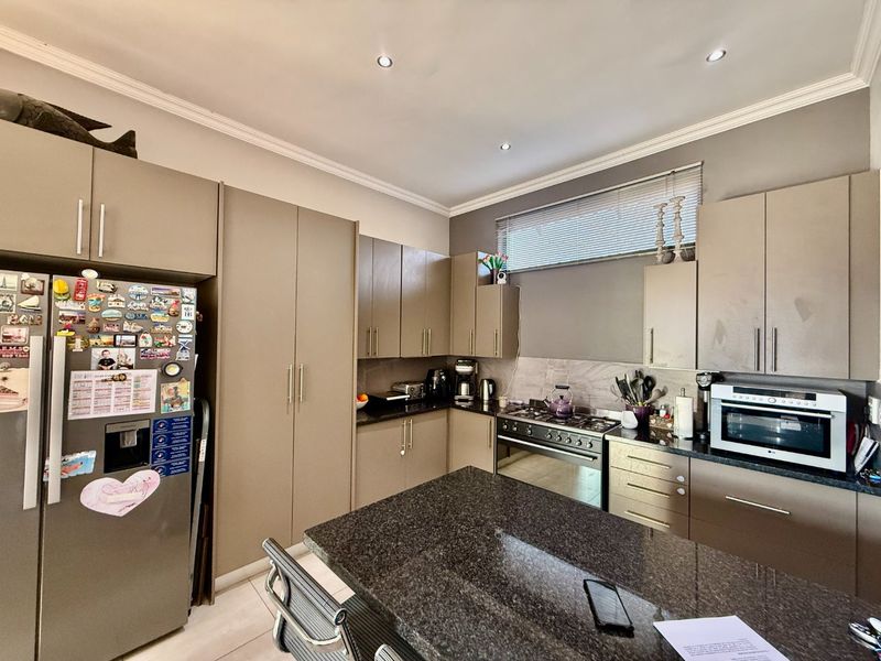 Modern Family Home in Secure Gateway Manor Estate - Photo 6