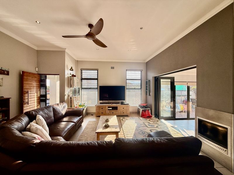 Modern Family Home in Secure Gateway Manor Estate - Photo 4