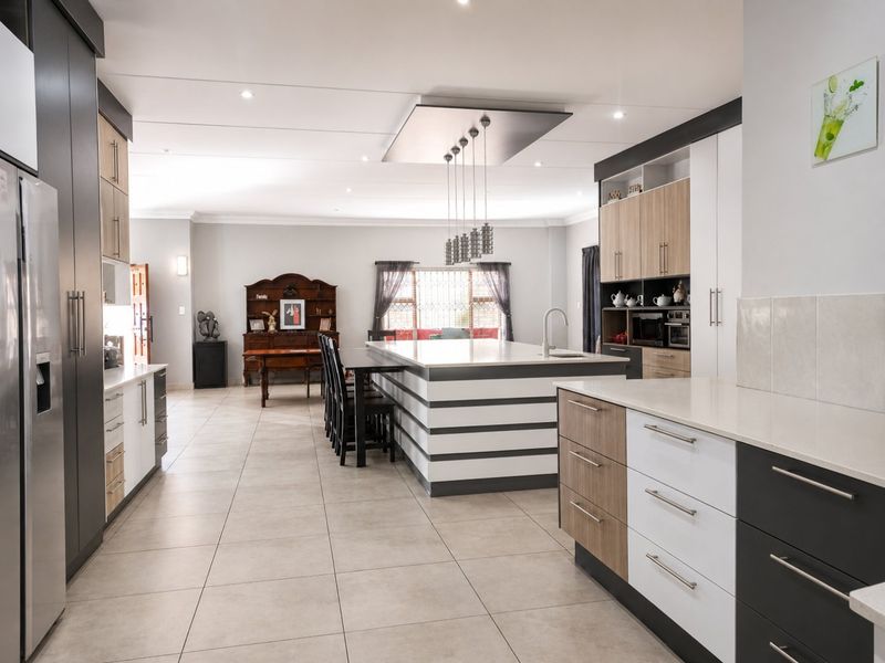 Spacious Boksburg West family home with flatlets - Photo 4