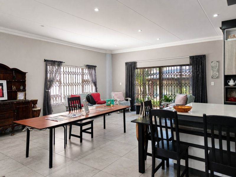 Spacious Boksburg West family home with flatlets - Photo 6