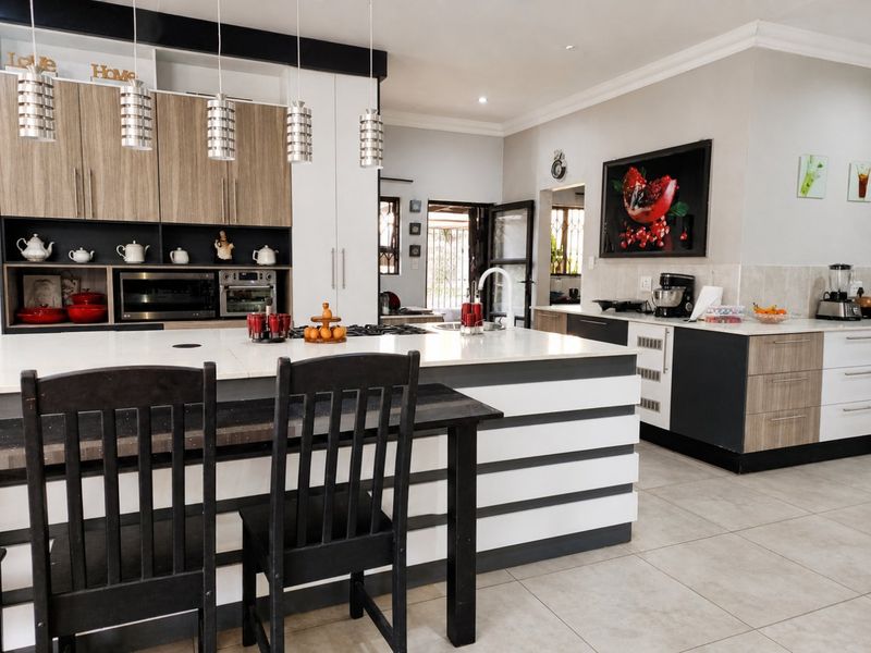 Spacious Boksburg West family home with flatlets - Photo 2