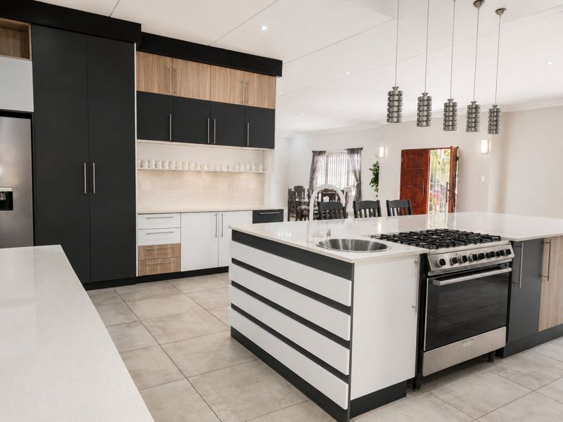 Spacious Boksburg West family home with flatlets - Photo 3