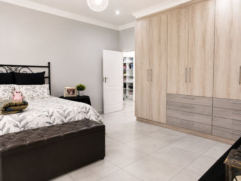 Spacious Boksburg West family home with flatlets - Photo 9