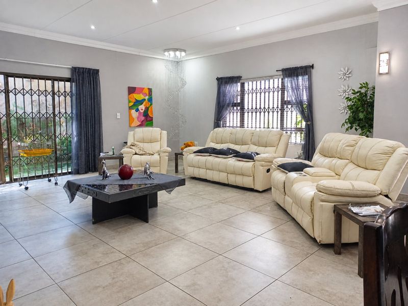 Spacious Boksburg West family home with flatlets - Photo 8