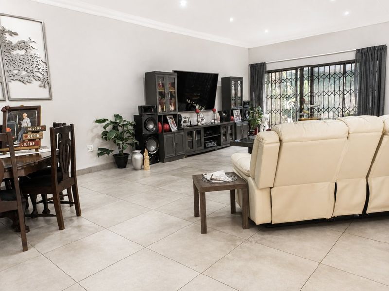 Spacious Boksburg West family home with flatlets - Photo 7