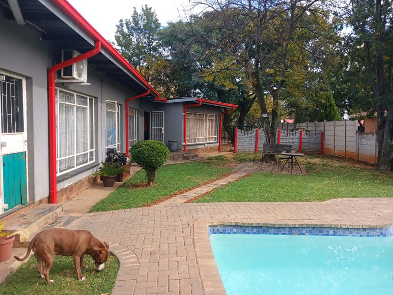 Charming Family Home with Pool in Prime Location – Declercqville, Klerksdorp - Photo 3