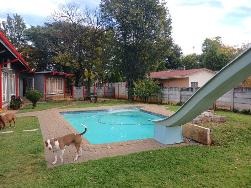 Charming Family Home with Pool in Prime Location – Declercqville, Klerksdorp - Photo 5