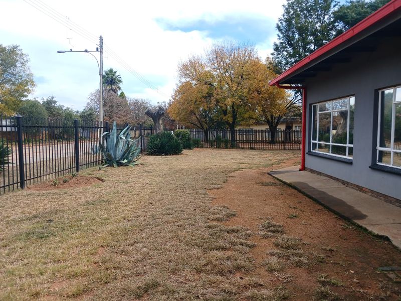 Charming Family Home with Pool in Prime Location – Declercqville, Klerksdorp - Photo 2