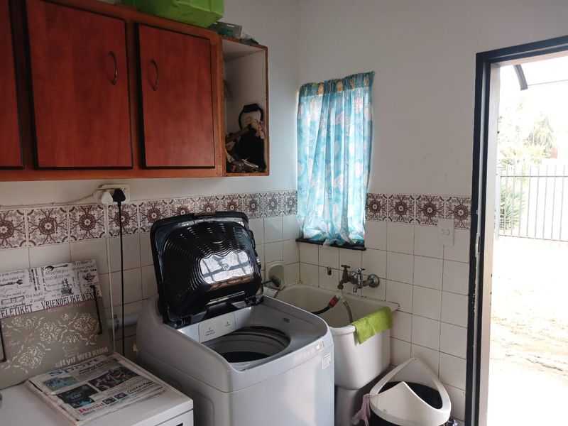 Charming Family Home with Pool in Prime Location – Declercqville, Klerksdorp - Photo 9