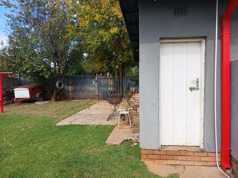 Charming Family Home with Pool in Prime Location – Declercqville, Klerksdorp - Photo 7