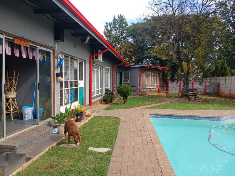 Charming Family Home with Pool in Prime Location – Declercqville, Klerksdorp - Photo 4