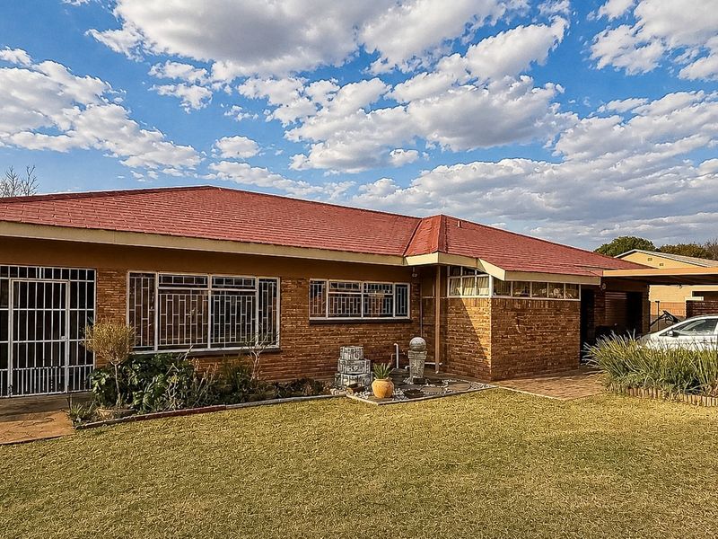 Spacious Family Home with Excellent Accommodation for Extended Family Living - Photo 3