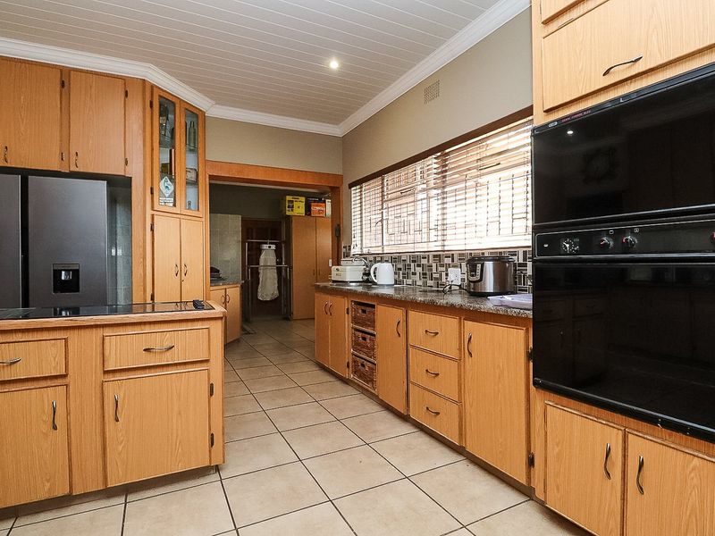 Spacious Family Home with Excellent Accommodation for Extended Family Living - Photo 5