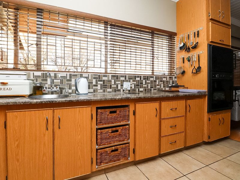 Spacious Family Home with Excellent Accommodation for Extended Family Living - Photo 8