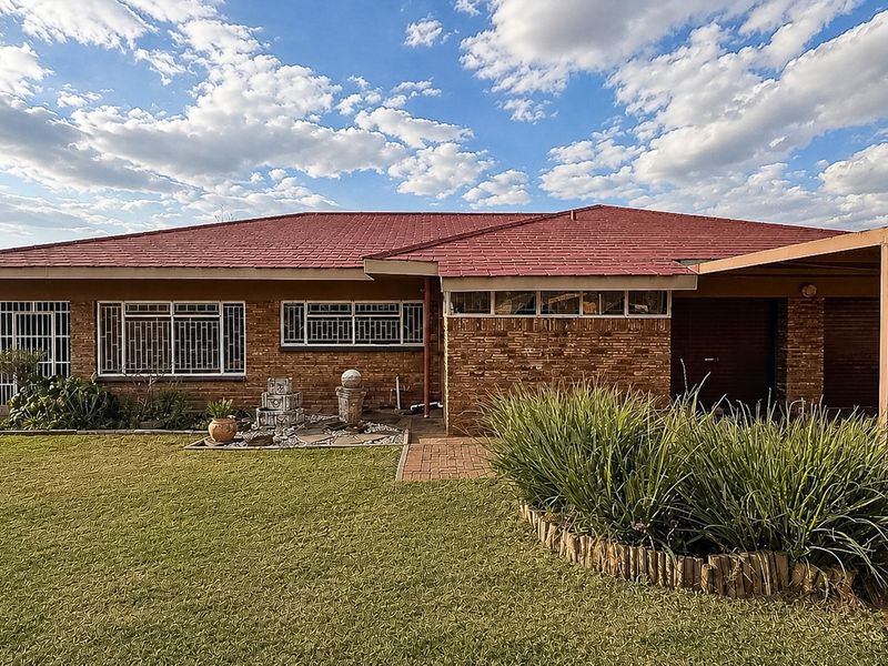 Spacious Family Home with Excellent Accommodation for Extended Family Living - Photo 2