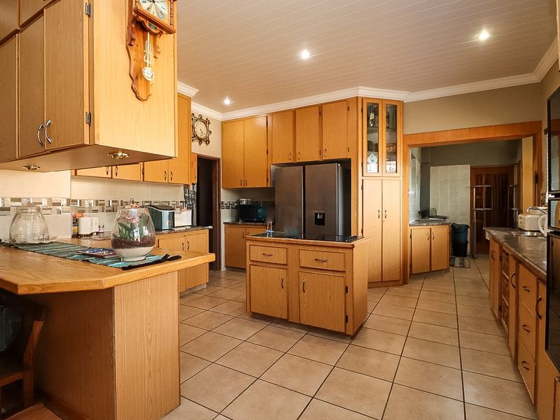 Spacious Family Home with Excellent Accommodation for Extended Family Living - Photo 6