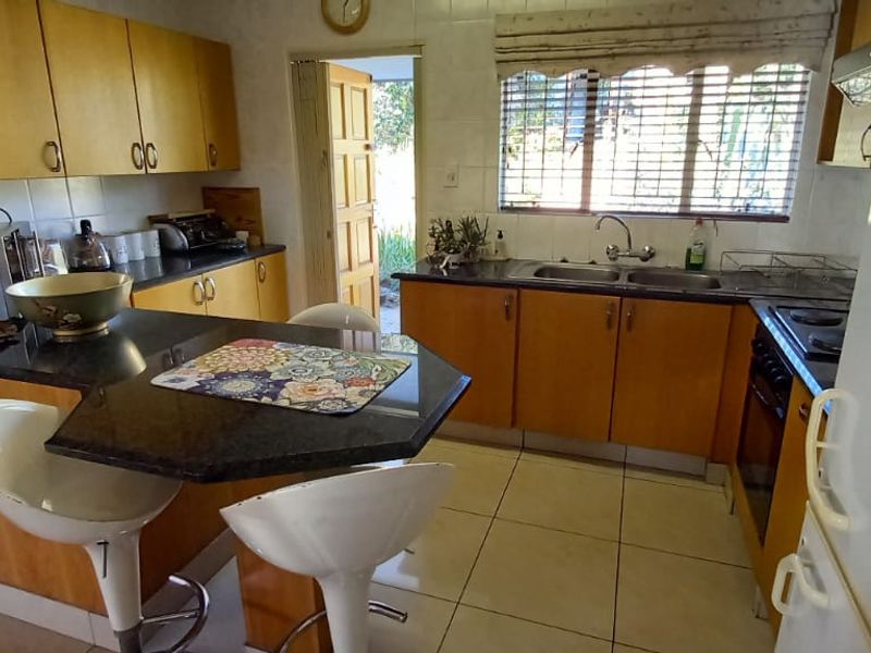 Neat as a pin, beautifully maintained and ready to move in! This charming freestanding home offers the perfect blend of comfortable family living, effortless entertaining and a relaxed holiday lifestyle. - Photo 3