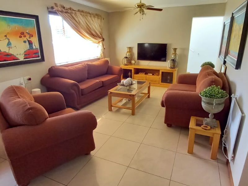 Neat as a pin, beautifully maintained and ready to move in! This charming freestanding home offers the perfect blend of comfortable family living, effortless entertaining and a relaxed holiday lifestyle. - Photo 7