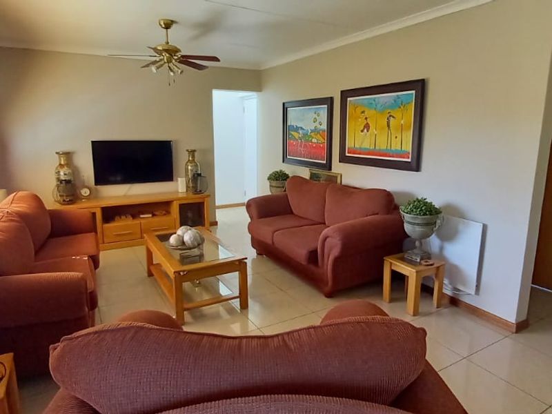 Neat as a pin, beautifully maintained and ready to move in! This charming freestanding home offers the perfect blend of comfortable family living, effortless entertaining and a relaxed holiday lifestyle. - Photo 6