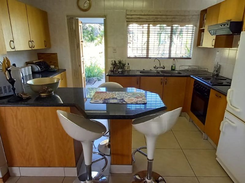 Neat as a pin, beautifully maintained and ready to move in! This charming freestanding home offers the perfect blend of comfortable family living, effortless entertaining and a relaxed holiday lifestyle. - Photo 4