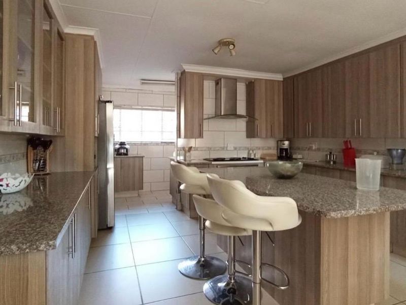 Elegant 3-Bedroom house with Jacuzzi & Entertainer’s Lapa - Photo 10