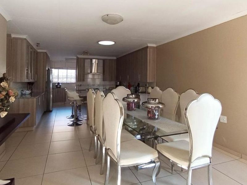 Elegant 3-Bedroom house with Jacuzzi & Entertainer’s Lapa - Photo 9