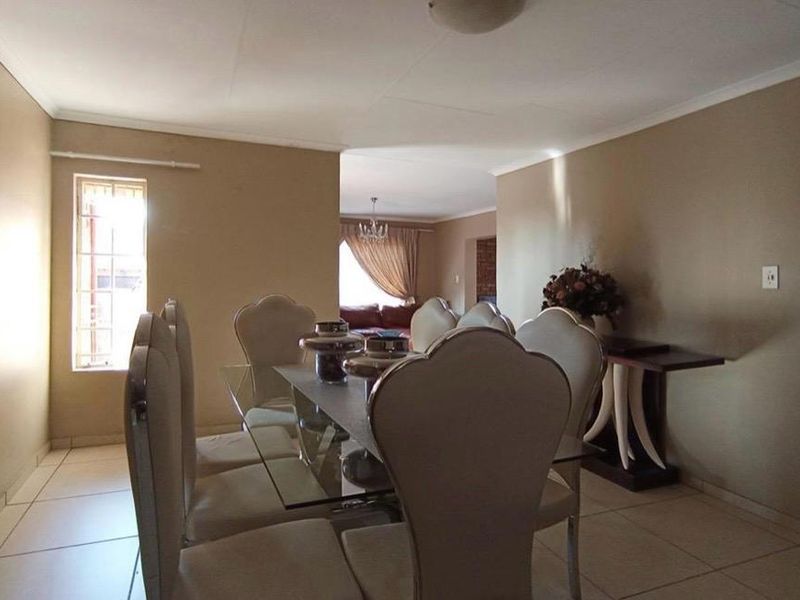 Elegant 3-Bedroom house with Jacuzzi & Entertainer’s Lapa - Photo 8