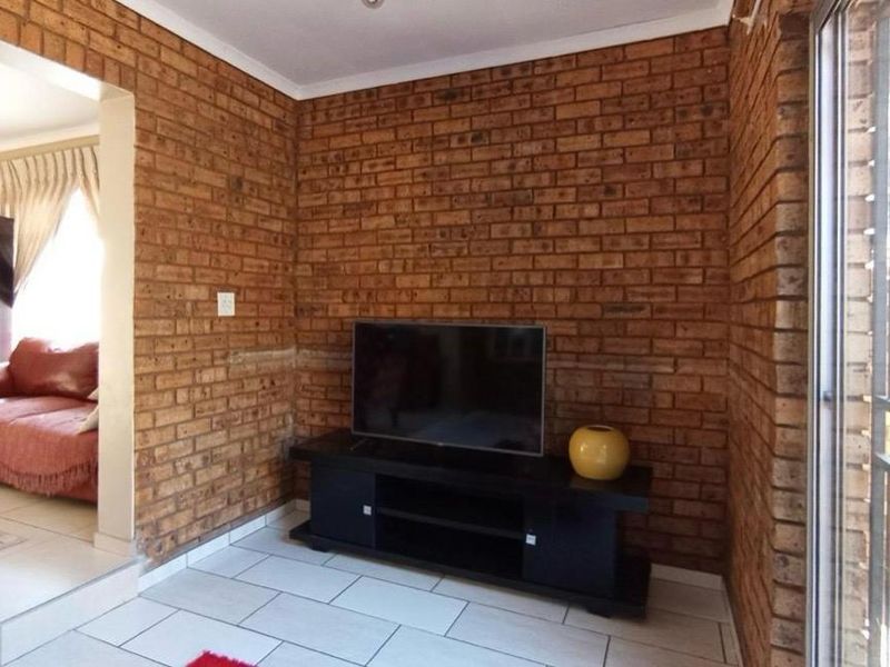 Elegant 3-Bedroom house with Jacuzzi & Entertainer’s Lapa - Photo 7