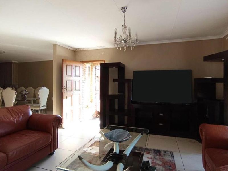 Elegant 3-Bedroom house with Jacuzzi & Entertainer’s Lapa - Photo 5