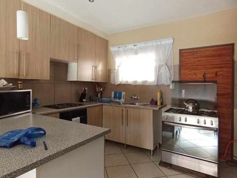Ground Floor 3-Bedroom Apartment with Double Garage – Priced to Sell at R995,000! - Photo 2
