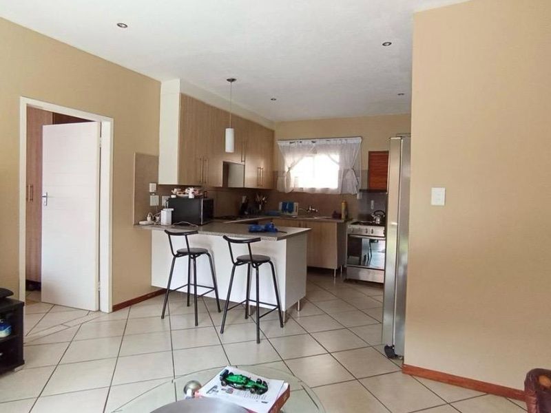 Ground Floor 3-Bedroom Apartment with Double Garage – Priced to Sell at R995,000! - Photo 4