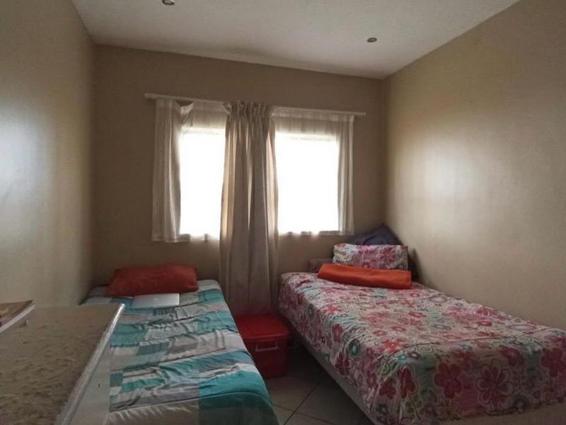 Ground Floor 3-Bedroom Apartment with Double Garage – Priced to Sell at R995,000! - Photo 9