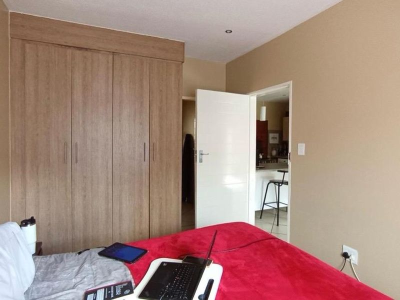 Ground Floor 3-Bedroom Apartment with Double Garage – Priced to Sell at R995,000! - Photo 7