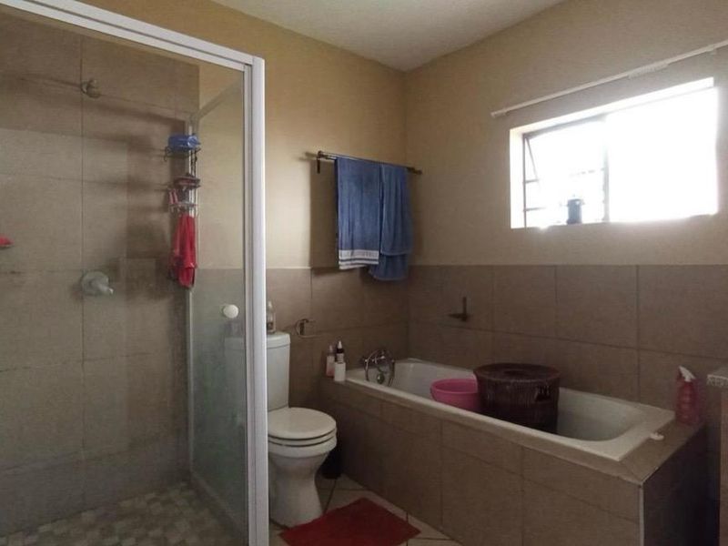Ground Floor 3-Bedroom Apartment with Double Garage – Priced to Sell at R995,000! - Photo 8