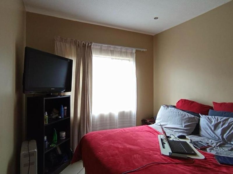 Ground Floor 3-Bedroom Apartment with Double Garage – Priced to Sell at R995,000! - Photo 6