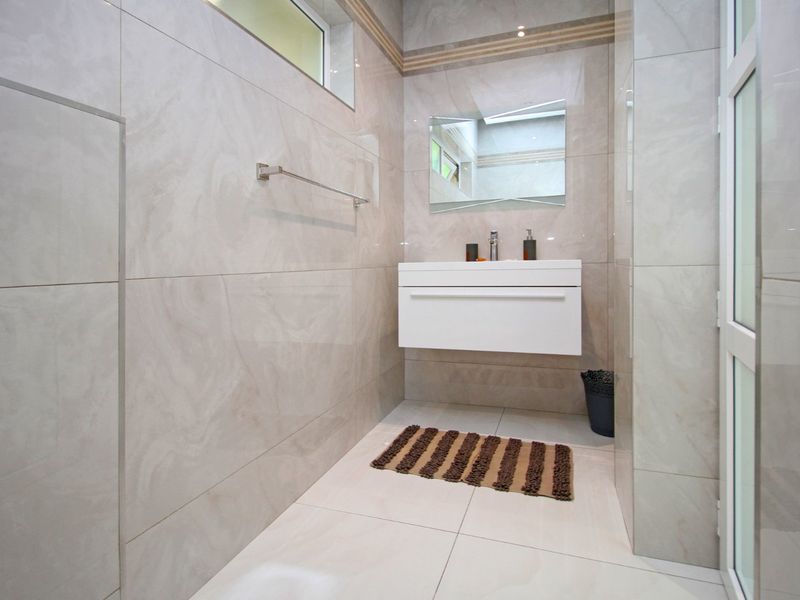 9 Bedroom Home in Hurlingham - Photo 4