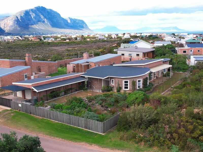 4 Bedroom Coastal Sanctuary - Photo 2