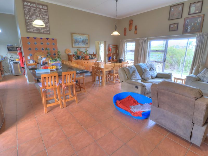 4 Bedroom Coastal Sanctuary - Photo 8