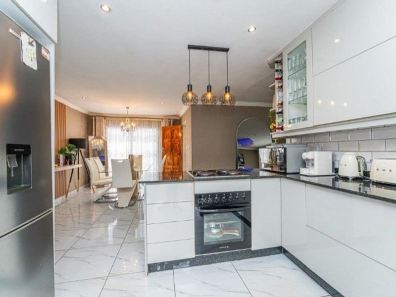 Modern 3 Bedroom House - Photo 4