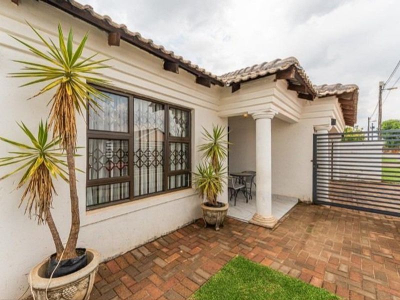 Modern 3 Bedroom House - Photo 2