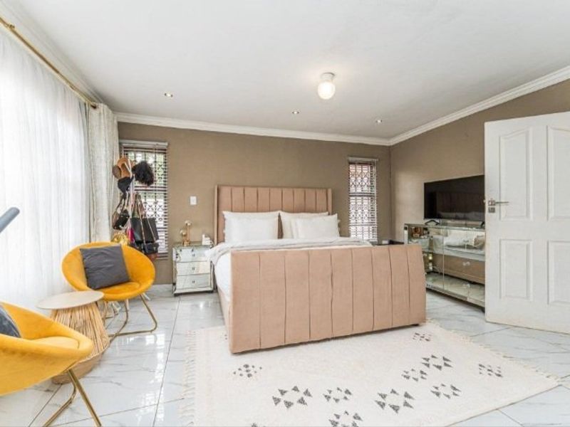 Modern 3 Bedroom House - Photo 10