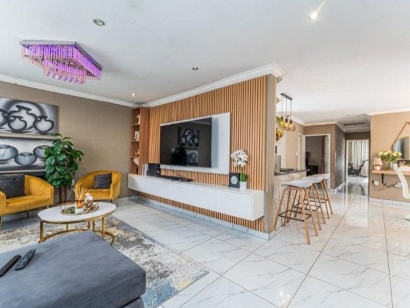 Modern 3 Bedroom House - Photo 8