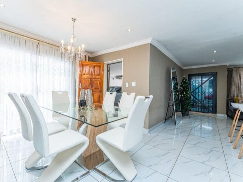 Modern 3 Bedroom House - Photo 7