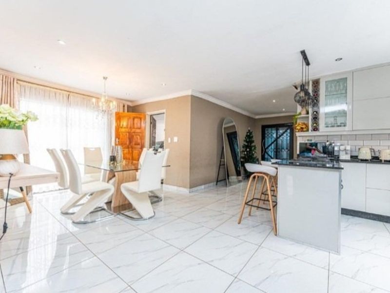 Modern 3 Bedroom House - Photo 6